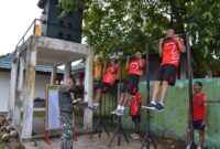 Anggota Kodim 1710/Mimika melaksanakan kesegaran jasmani periodik I tahun 2024 yang dilaksanakan di sekitar lapangan upacara Kodim 1710/Mimika