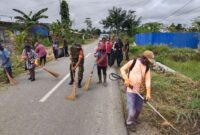 Babinsa Koramil 1710-02/Timika, Serma H.H. Butar Butar melaksanakan pembersihan lingkungan bersama masyarakat setempat