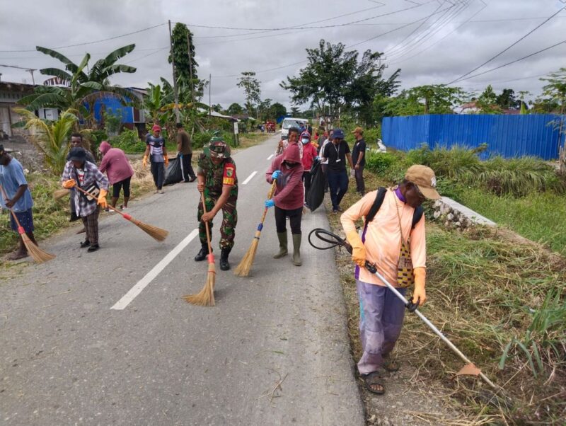 Babinsa Koramil 1710-02/Timika, Serma H.H. Butar Butar melaksanakan pembersihan lingkungan bersama masyarakat setempat