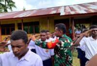 Babinsa Koramil 1710-06/Agimuga Koptu Yohanes Naebobe dibantu personel satgas memberikan pelatihan Peraturan Baris Berbaris