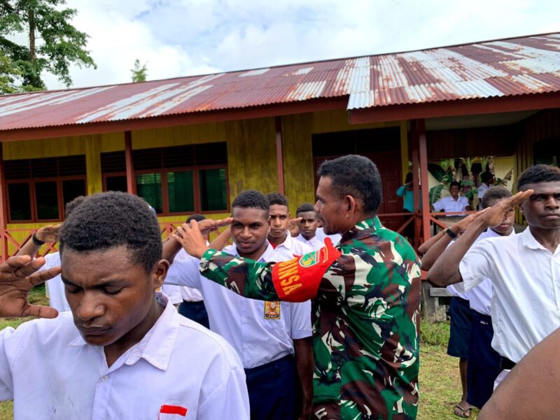 Babinsa Koramil 1710-06/Agimuga Koptu Yohanes Naebobe dibantu personel satgas memberikan pelatihan Peraturan Baris Berbaris