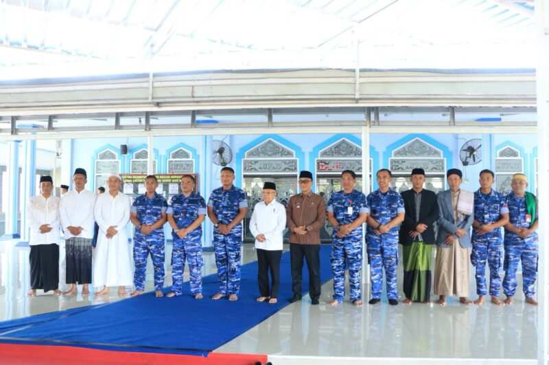 Wapres RI dan rombongan melaksanakan transit Lanud Sultan Hasanuddin sekaligus melaksanakan solat Jumat di Mesjid Nurussamawat