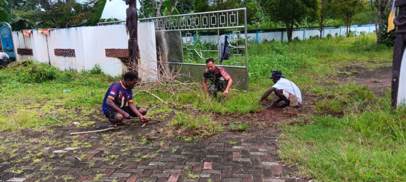 Babinsa Koramil 1710-07/Mapurujaya (Sertu Tangkas Budiono) bersama Bhabinkamtibmas dan warga masyarakat melaksanakan kerja bakti