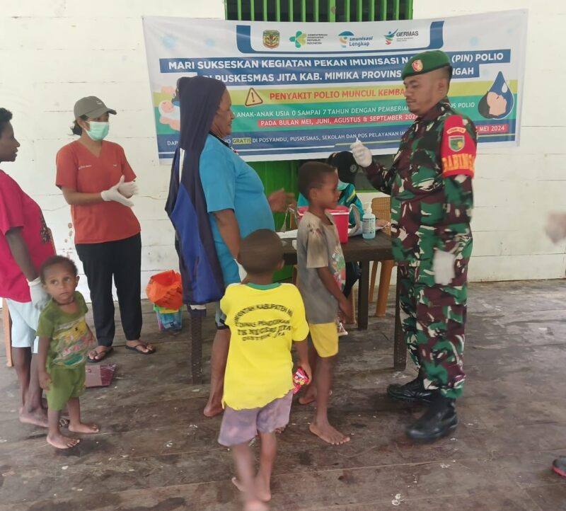 Babinsa Koramil 06/Agimuga Kodim 1710/Mimika, Sertu Yunaedi Tabun melaksanakan kegiatan pendampingan Pelayanan Pekan Imunisasi Nasional
