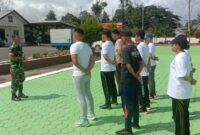 Personel Koramil 03/Kuala Kencana Kodim 1710/Mimika Serka Hamsuriadi bersama Sertu Arsolo Hasibuan memberikan pelatihan baris berbaris