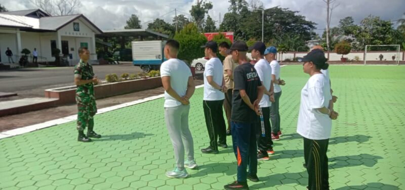 Personel Koramil 03/Kuala Kencana Kodim 1710/Mimika Serka Hamsuriadi bersama Sertu Arsolo Hasibuan memberikan pelatihan baris berbaris