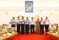 Aspotdirga Kasau Marsda TNI Andi Wijaya, S.Sos., bersama Danlanud Sultan Hasanuddin Marsma TNI Bonang Bayuaji G, S.E., M.M., CHRMP., melaksanakan Audiensi