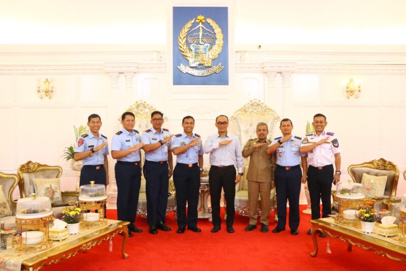 Aspotdirga Kasau Marsda TNI Andi Wijaya, S.Sos., bersama Danlanud Sultan Hasanuddin Marsma TNI Bonang Bayuaji G, S.E., M.M., CHRMP., melaksanakan Audiensi