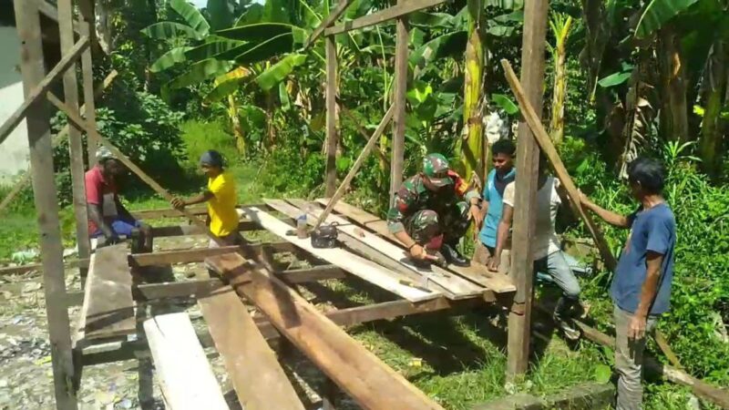 Babinsa Koramil 1710-07/Mapurujaya Koptu Redemtus Riyanto bersama-sama dengan warga bergotong royong membantu pembuatan rumah