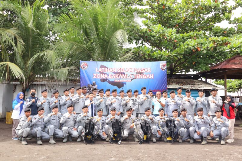 Kepala Zona Bakamla Tengah Laksma Bakamla Octavianus Budi Santoso, S.H., M.Si., M.Tr.Opsla., membuka kegiatan latihan selam dasar