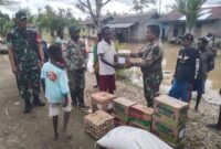 Koramil 1710-03/Kuala Kencana dipimpin Danramil Kapten Inf Gertaim Pakpahan memberikan bantuan sembako kepada masyarakat binaan