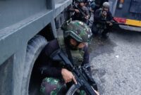 Aparat Keamanan (Apkam) Gabungan segera melakukan langkah cepat dan terkoordinir untuk mengevakuasi jenazah korban