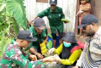 Babinsa Koramil 1710-05/Jila Serda Kornelis bersama Bhabinkamtibmas Polsek Jila melaksanakan pendampingan petugas Puskesmas