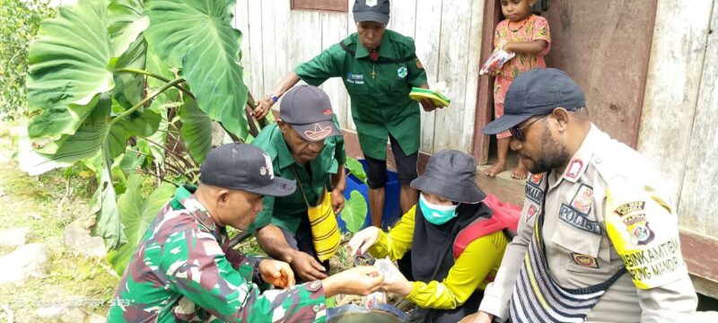 Babinsa Koramil 1710-05/Jila Serda Kornelis bersama Bhabinkamtibmas Polsek Jila melaksanakan pendampingan petugas Puskesmas