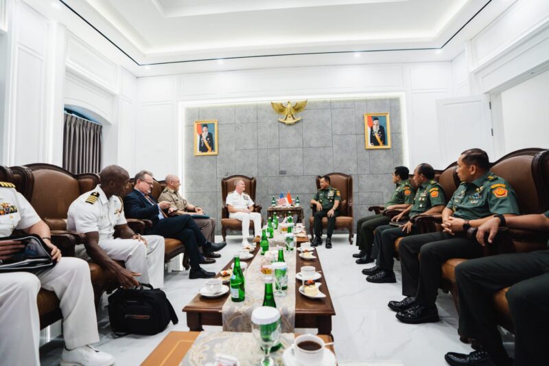 Panglima TNI Jenderal TNI Agus Subiyanto menerima dari Courtesy Call (CC) Commanding General United States Army Pacific