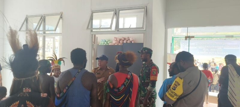 Babinsa Koramil 1710-05/Jila Sertu Febri Joe Hutubessy menghadiri acara peresmian gedung baru Puskesmas Distrik Jila, Kabupaten Mimika