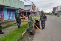 Personel Kodim 1710/Mimika mengikuti kegiatan karya bakti pembersihan lingkungan dipimpin Danramil 1710-02/Timika