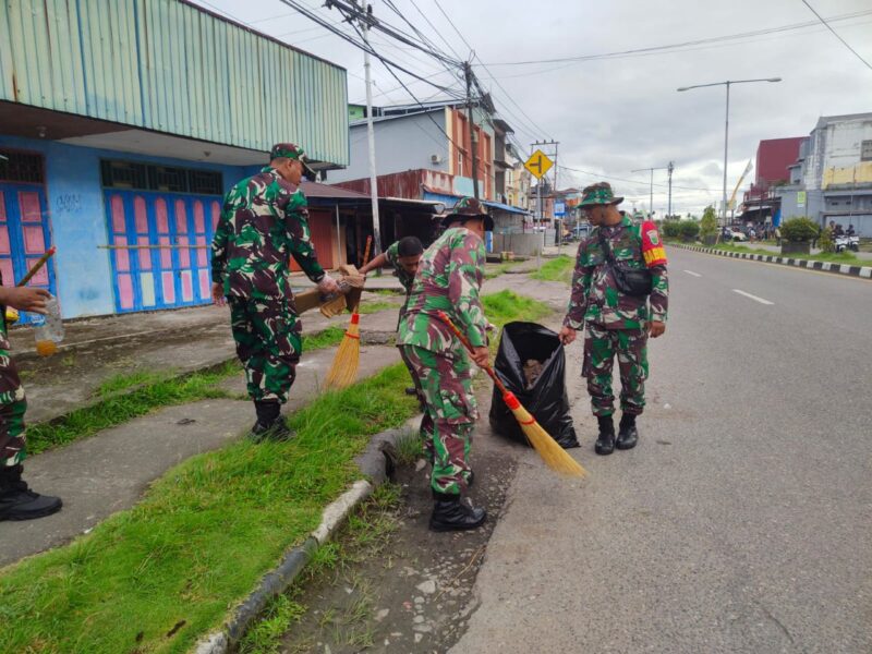 Personel Kodim 1710/Mimika mengikuti kegiatan karya bakti pembersihan lingkungan dipimpin Danramil 1710-02/Timika