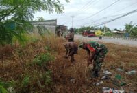 Serka Noben Wenda dan Koptu Johansyah (Babinsa Koramil 1710-03/Kuala Kencana) melaksanakan kegiatan Komsos dengan warga masyarakat binaan