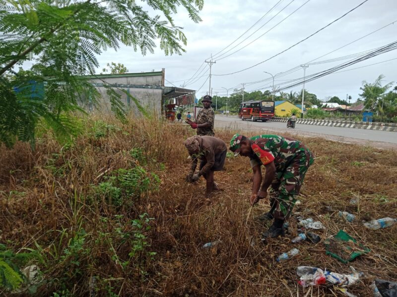 Serka Noben Wenda dan Koptu Johansyah (Babinsa Koramil 1710-03/Kuala Kencana) melaksanakan kegiatan Komsos dengan warga masyarakat binaan