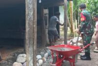 Babinsa Koramil 03/Kuala Kencana Kodim 1710/Mimika, Serka Juventino Siregar melaksanakan karya bakti membantu pembangunan rumah