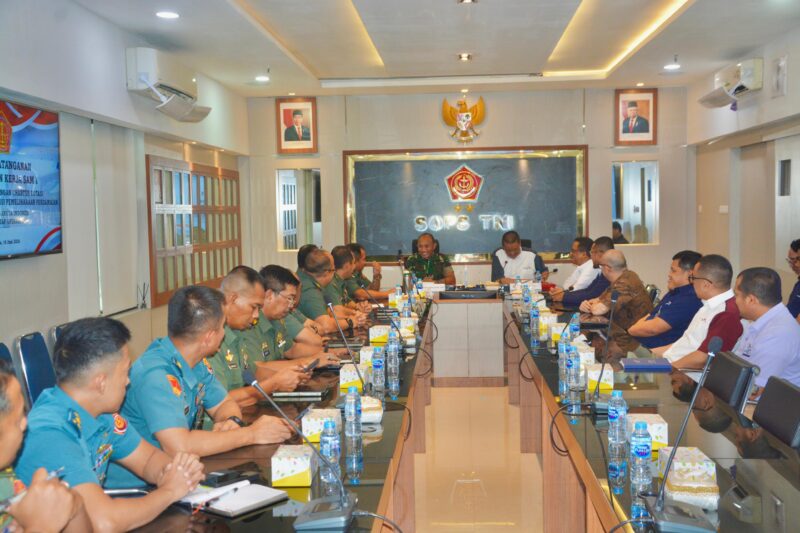 Perjanjian Kerja sama antara TNI dengan PT Garuda Indonesia, acara bertempat di Ruang Rapat Staf Operasi, Mabes TNI, Cilangkap, Jakarta Timur