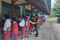 Babinsa Koramil 1710-02/Timika Serka Philipus Paringgi memantau/monitoring kegiatan penerimaan siswa baru tingkat SMP