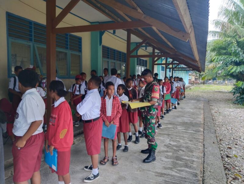 Babinsa Koramil 1710-02/Timika Serka Philipus Paringgi memantau/monitoring kegiatan penerimaan siswa baru tingkat SMP