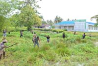 Babinsa Koramil 1715-05/Batom Kodim 1715/Yahukimo melaksanakan kegiatan karya bhakti dengan membantu warga melaksanakan pembersihan