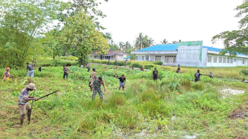 Babinsa Koramil 1715-05/Batom Kodim 1715/Yahukimo melaksanakan kegiatan karya bhakti dengan membantu warga melaksanakan pembersihan