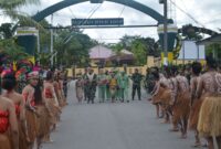 Dandim 1710/Mimika Letkol Inf Dedy Dwi Cahyadi menyambut kedatangan Komandan Korem 174/ATW Brigjen TNI Wempi Ramandei, S.Sos.