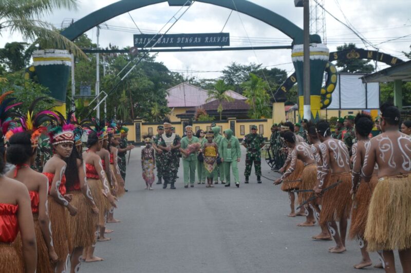 Dandim 1710/Mimika Letkol Inf Dedy Dwi Cahyadi menyambut kedatangan Komandan Korem 174/ATW Brigjen TNI Wempi Ramandei, S.Sos.