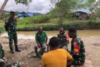 Babinsa Koramil 1715-01/Oksibil Kodim 1715/Yahukimo membawa serta sejumlah anggota timnya untuk berinteraksi langsung dengan masyarakat