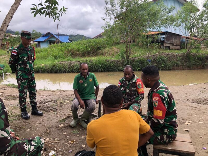 Babinsa Koramil 1715-01/Oksibil Kodim 1715/Yahukimo membawa serta sejumlah anggota timnya untuk berinteraksi langsung dengan masyarakat