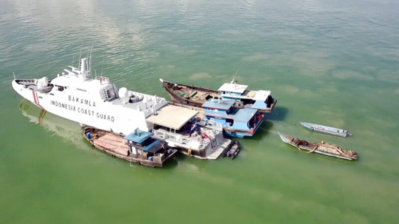 Bakamla RI melalui KN Bintang Laut-401 melaksanakan pemeriksaan dan penggeledahan terhadap tiga kapal yang dicurigai sedang melakukan aktivitas ilegal