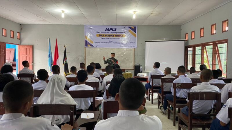 Babinsa Koramil 1710-02/Timika, Sertu Tumpak Marpaung memberikan materi tentang PBB dan Kepemimpinan kepada siswa siswi baru