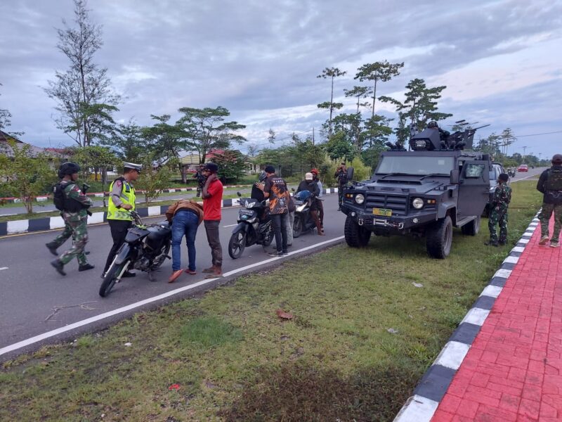 Kodim 1715/Yahukimo bekerjasama dengan Polres Yahukimo dan Satgas Yonif 6 Marinir melaksanakan patroli bersama