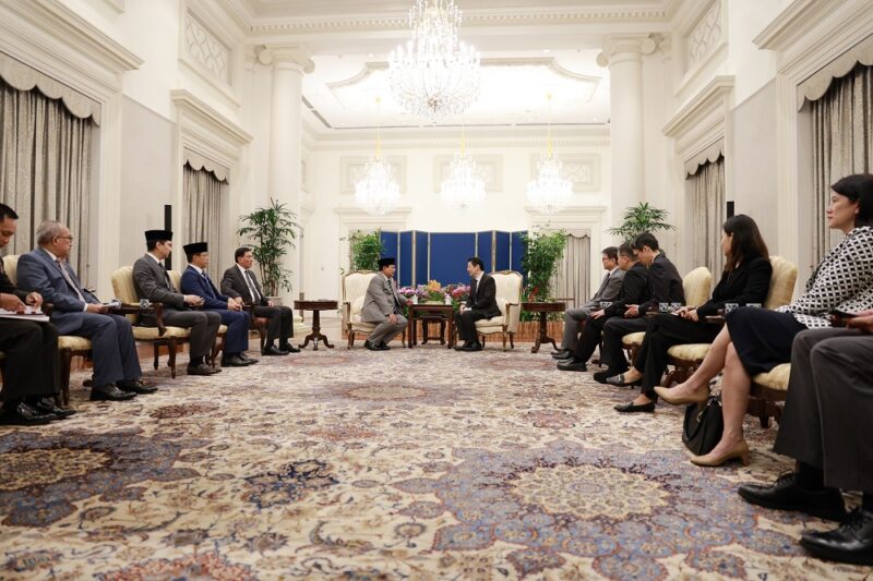 Menteri Pertahanan RI Prabowo melanjutkan pertemuan bilateral dengan Prime Minister of Singapore H.E. Lawrence Wong, di Istana, Singapura