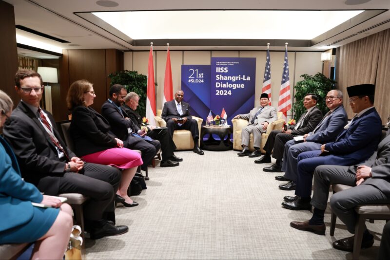 Menteri Pertahanan Republik Indonesia Prabowo Subianto bersama Menteri Pertahanan Amerika Serikat Lloyd J. Austin III melakukan pertemuan