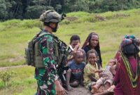 Prajurit Satgas Yonif 432 Kostrad yang sedang melaksanakan Patroli Pengamanan Wilayah, sempat bertatap muka dengan beberapa pemuda