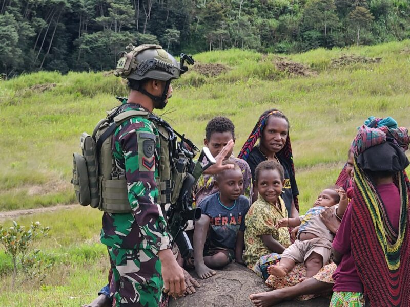 Prajurit Satgas Yonif 432 Kostrad yang sedang melaksanakan Patroli Pengamanan Wilayah, sempat bertatap muka dengan beberapa pemuda