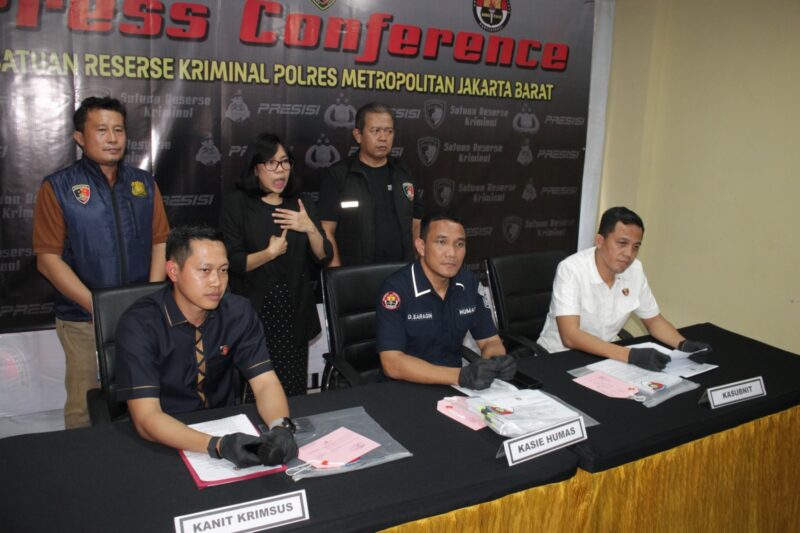 Polres Metro Jakarta Barat mengungkap modus operandi kasus penggelapan yang dilakukan oleh BA, mantan manajer influencer Fujianti