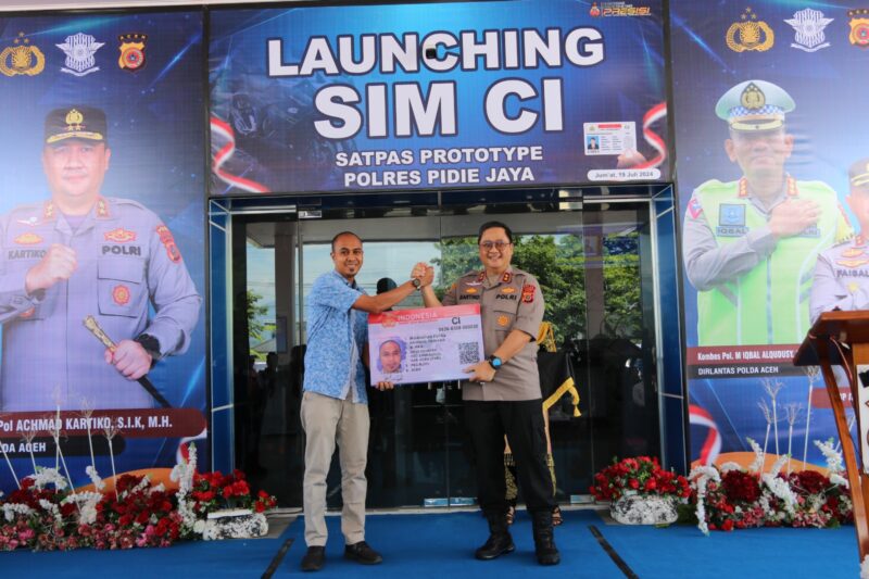 Kapolda Aceh Irjen Achmad Kartiko, didampingi Dirlantas Kombes M. Iqbal Alqudusy memperkenalkan layanan penerbitan Surat Izin Mengemudi (SIM) C1