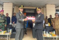 Dandim 1715/Yahukimo ikut serta memberikan penghormatan dan ucapan selamat kepada jajaran Polri yang telah berjuang