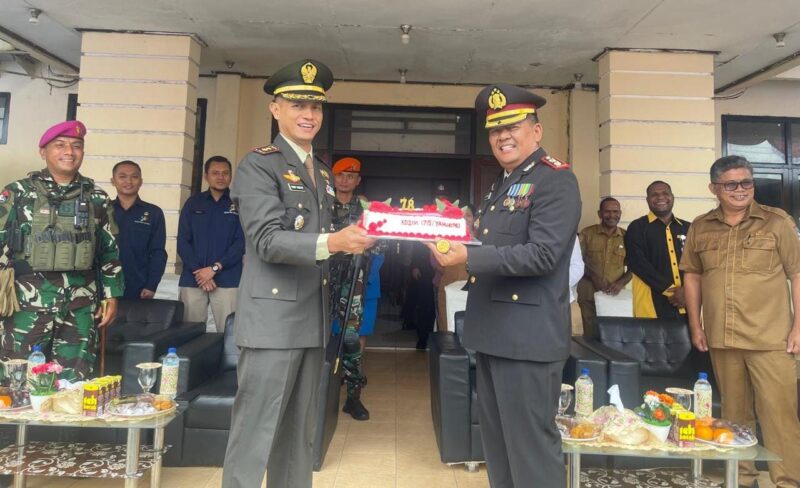 Dandim 1715/Yahukimo ikut serta memberikan penghormatan dan ucapan selamat kepada jajaran Polri yang telah berjuang