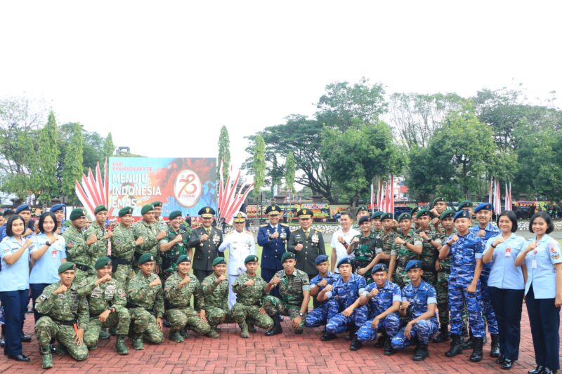 Komandan Lanud (Danlanud) Sultan Hasanuddin Marsma TNI Bonang Bayuaji G., S.E., M.M., CHRMP menghadiri upacara peringatan Hari Ulang Tahun (HUT) Bhayangkara ke-78