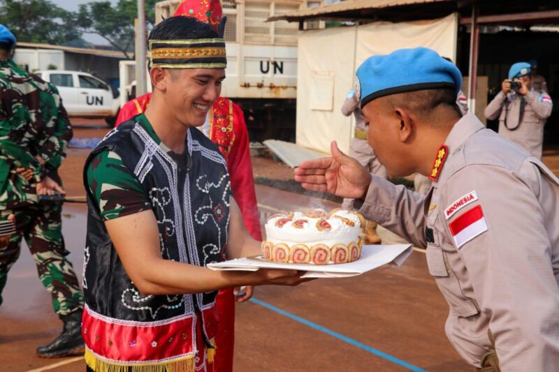 Satgas Kizi TNI Konga XXXVII-J Minusca Car berikan kejutan spesial kepada Kontingen Indo FPU 5 dalam rangka merayakan HUT Bhayangkara yang ke-78