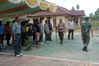 Babinsa Koramil 1710-03/Kuala Kencana Sertu Arsolo Hasibuan bersama Bhabinkamtibmas setempat memberikan pelatihan
