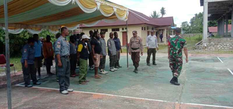 Babinsa Koramil 1710-03/Kuala Kencana Sertu Arsolo Hasibuan bersama Bhabinkamtibmas setempat memberikan pelatihan