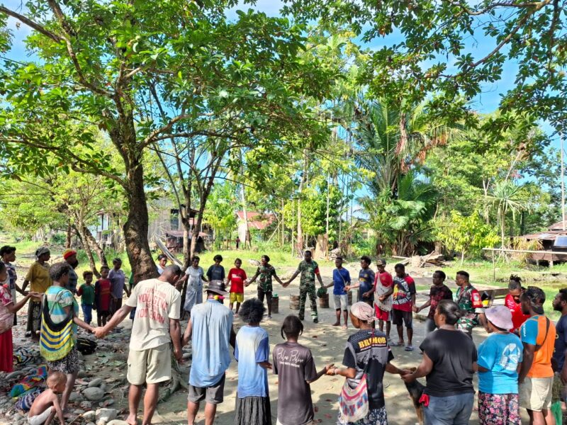 Babinsa Koramil 1715-05/Batom Kodim 1715/Yahukimo bersama masyarakat setempat telah menggelar diskusi penting terkait pembangunan jembatan